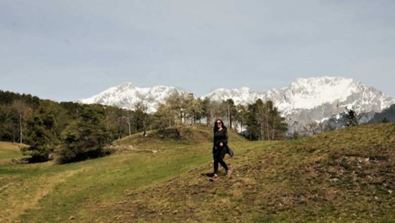 Vor dem Hintergrund der Mieminger Berge wandern wir zurück ins Inntal. (Bild: Peter Freiberger)