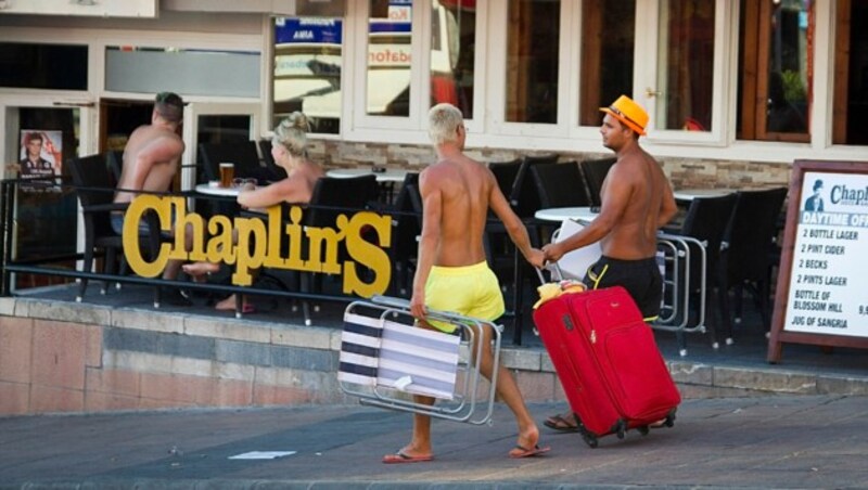 Nackter Oberkörper abseits vom Strand - das will man auf Mallorca künftig unterbinden. (Bild: AFP)