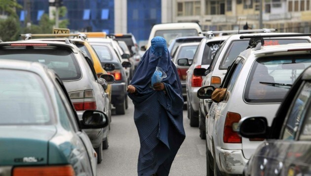 Frauen in Afghanistan müssen sich komplett verschleiern und sind vielfach darauf angewiesen, betteln zu gehen. (Bild: EPA)