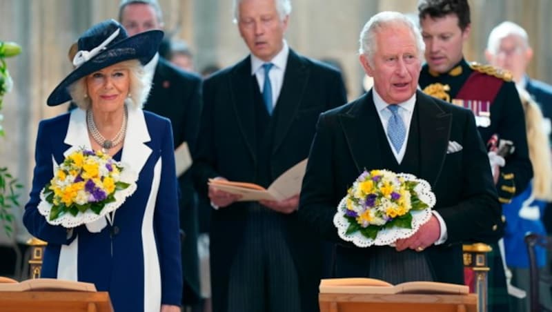 Herzogin Camilla und Prinz Charles waren am Donnerstag in Windsor, um die Queen bei der Gründonnerstagszeremonie zu vertreten. (Bild: AP)