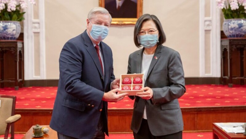 Lindsey Graham mit Taiwans Präsidentin Tsai Ing-wen. (Bild: AP/Taiwan Presidential Office)