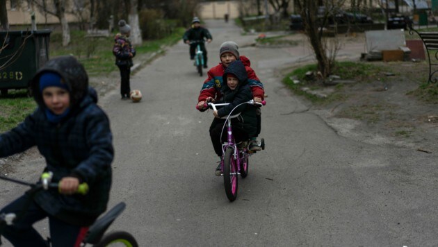 Mehr als 121.000 ukrainische Kinder sollen mittlerweile gegen ihren Willen nach Russland gebracht worden sein. (Bild: ASSOCIATED PRESS)