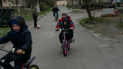 Mehr als 121.000 ukrainische Kinder sollen mittlerweile gegen ihren Willen nach Russland gebracht worden sein. (Bild: ASSOCIATED PRESS)
