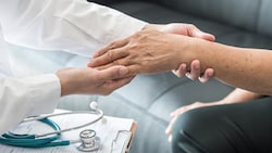 Verpflichtende Pflegepraktika anstelle des Theoritests könnten eine Lösung gegen Ärztemangel sein. (Bild: stock.adobe.com)
