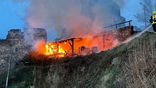 Der Schuppen war Ziel eines Einbruchs und brannte später ab (Bild: Freiwillige Feuerwehr Senftenberg)