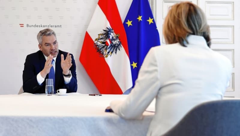 Karl Nehammer mit Conny Bischofberger und drei Meter Abstand am Tisch im Marmor-Ecksaal des Bundeskanzleramts. (Bild: Reinhard Holl)