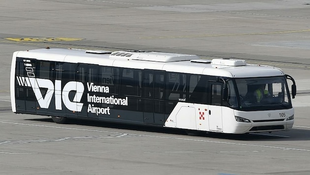 Heftige Debatte um die Busse auf dem Flughafen Wien. (Bild: Huber Patrick)