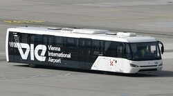 Heftige Debatte um die Busse auf dem Flughafen Wien. (Bild: Huber Patrick)