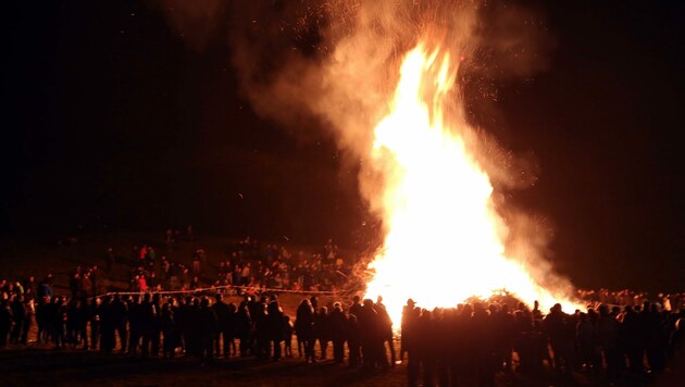 Häufig stecken Zündler die Brauchtumsfeuer schon vor Karsamstag in Brand. (Bild: Uta Rojsek-Wiedergut)