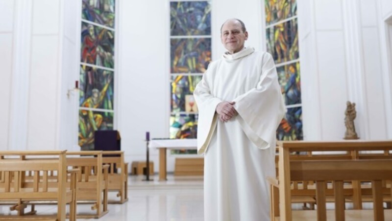 Christian Kuhn in seiner von Licht durchfluteten Kapelle in der Josefstadt. (Bild: Reinhard Holl)