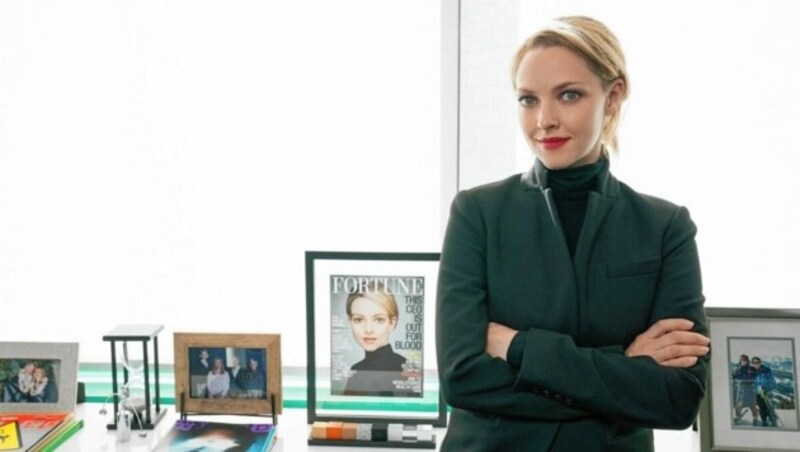 Viermal 20 Jahre Knast? Im echten Leben von Elizabeth Holmes, gespielt von Amanda Seyfried, steht in den aktuellen Gerichtsverhandlungen gerade einiges auf dem Spiel. (Bild: Hulu)