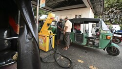 In Sri Lanka bilden sich weiterhin lange Schlangen an Tankstellen. Nun hat das Land die Ausgabe von Treibstoff beschränkt. (Bild: AFP/Ishara S. Kodikara)