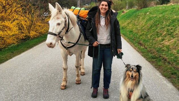 Tanja Schwarz mit Muli und Hund auf weiter Reise (Bild: z.V.g.)