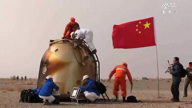 Die Raumkapsel mit den drei Astronauten an Bord landete in der Wüste Gobi. (Bild: AFP/CCTV)