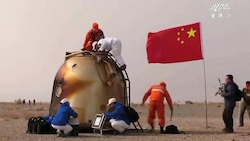 Die Raumkapsel mit den drei Astronauten an Bord landete in der Wüste Gobi. (Bild: AFP/CCTV)