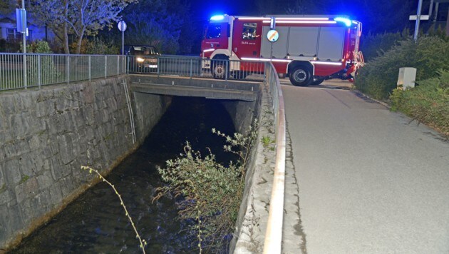 Der in den Wattenbach gesprungene Mann löste einen Großeinsatz aus. Feuerwehren und mehrere Einheiten der Wasserrettung suchten nach ihm. (Bild: ZOOM.TIROL)