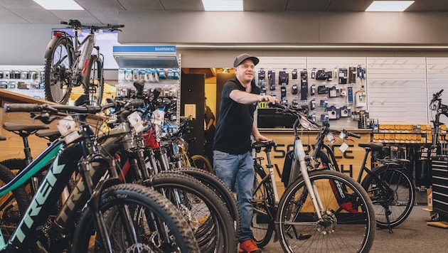 Sporthändler Thomas Hutter aus Saalfelden kennt die Lage nur zu gut: Er tauscht gelegentlich auch Fahrräder mit andren Händlern, um seinen Kunden die gewünschten, nachgefragten Räder auch anbieten zu können. (Bild: EXPA/Stefanie Oberhauser)