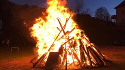 Gleich mehrere Osterhaufen wurden von Unbekannten im Vorhinein angezündet. (Bild: Peter Kleinrath)