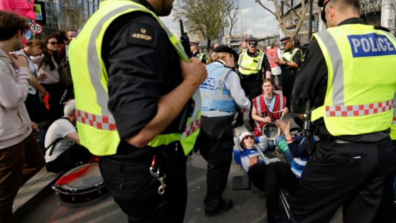 Am Freitag waren es nur wenige Aktivisten, am Karsamstag brachten Tausende den Verkehr in London zum Erliegen. (Bild: AFP)