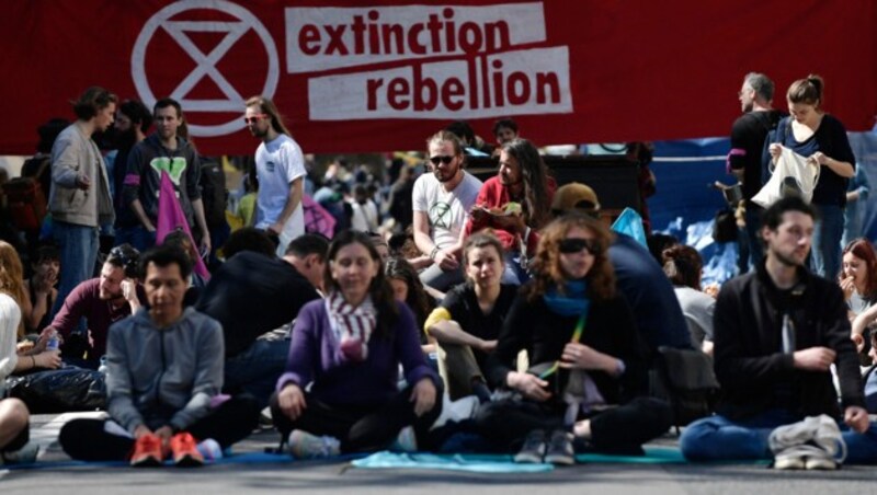 Auch in Paris haben im Kampf gegen den Klimanotstand Hunderte Aktivisten der Gruppe Extinction Rebellion eine wichtige Verkehrsachse im Zentrum blockiert. (Bild: AFP)