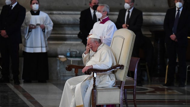 Von Schmerzen geplagt, leitete Franziskus die Osternacht-Zeremonie erstmals nicht selbst. (Bild: AFP)