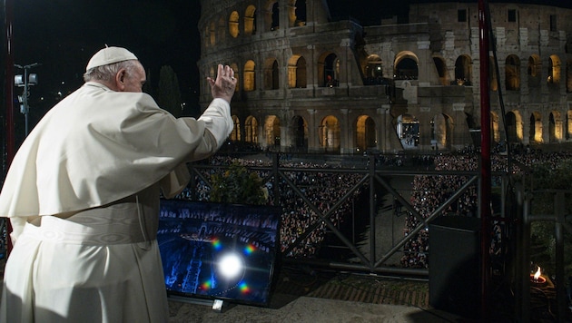 Der Papst am Karfreitag am Kreuzweg (Bild: AFP)