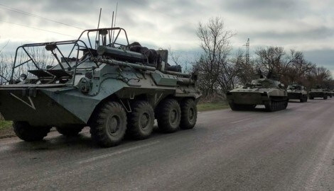 Ein russischer Konvoi in der Nähe der Hafenstadt Mariupol (Bild: AP)
