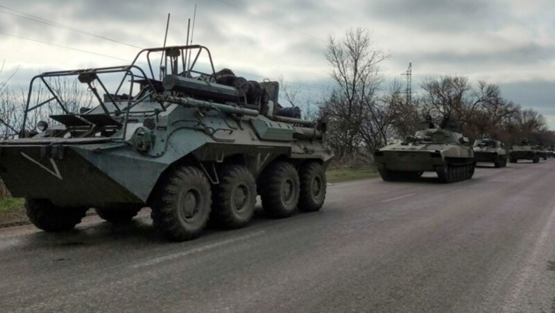 Ein russischer Konvoi in der Nähe der Hafenstadt Mariupol (Bild: AP)