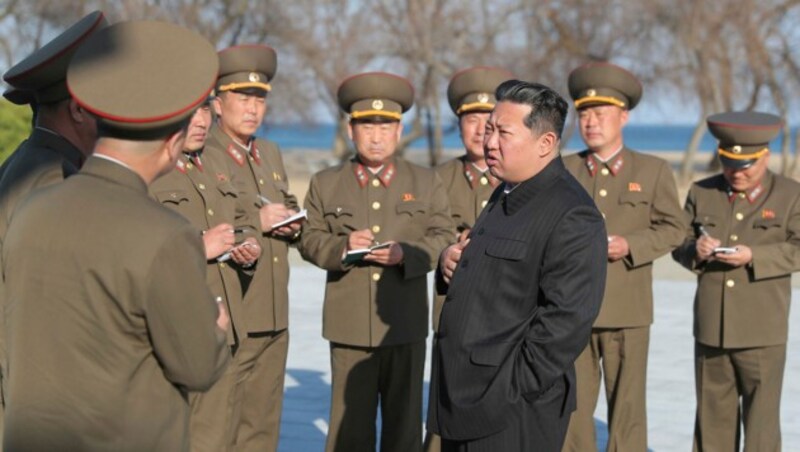 Dieses Bild vom nordkoreanischen Machthaber Kim Jong Un während des Raketentests wurde von der Regierung veröffentlicht. (Bild: AP)