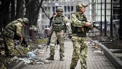 Russische Soldaten in der schwer umkämpften Hafenstadt Mariupol (Bild: AFP )