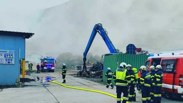 Auf dem Gelände eines Schrott-Recyclingbetriebs in Eisenerz brannte es am Sonntagvormittag. (Bild: FF Leoben Stadt)