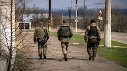 Ukrainische Soldaten patrouillieren in der Donbass-Region (Bild: AFP)