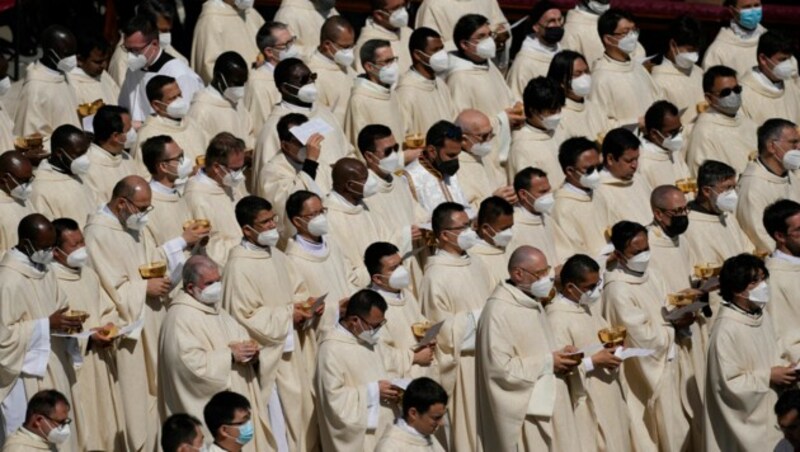 Priester bereiten sich auf die Heiligen Kommunion während der Ostermesse vor. (Bild: Associated Press)