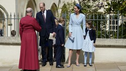 Der britische Prinz William und Kate, Herzogin von Cambridge schütteln dem Dekan David Conner nach der Messe die Hand. (Bild: PA)