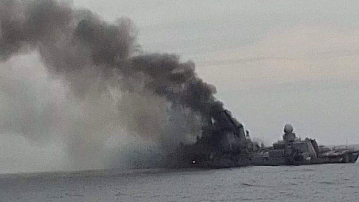 Kurz Vor Dem Untergang - Fotos Von Brennendem Kreuzer Moskwa ...