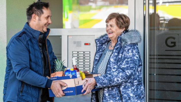 Einmal pro Woche beliefert Mair vor allem ältere Kunden: Er bringt die gewünschten Lebensmittel und ein Lächeln direkt vor die Haustür. (Bild: Karlheinz Fessl)