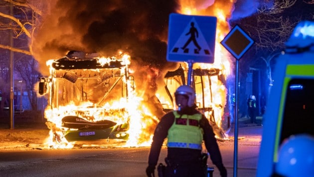 Ein brennender Stadtbus in Malmö (Bild: TT)