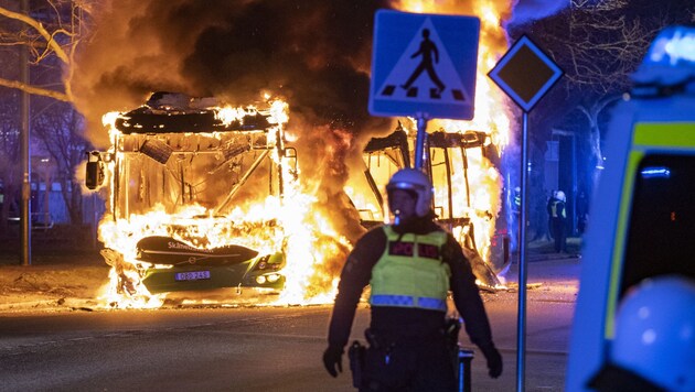 Ein brennender Stadtbus in Malmö (Bild: TT)