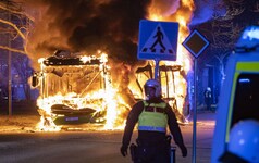 Ein brennender Stadtbus in Malmö (Bild: TT)