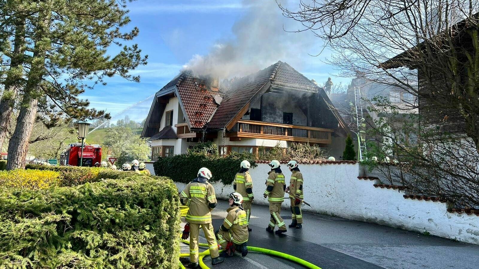 Floriani Im Einsatz - Dachstuhl In Bad Vigaun Völlig Ausgebrannt | Krone.at