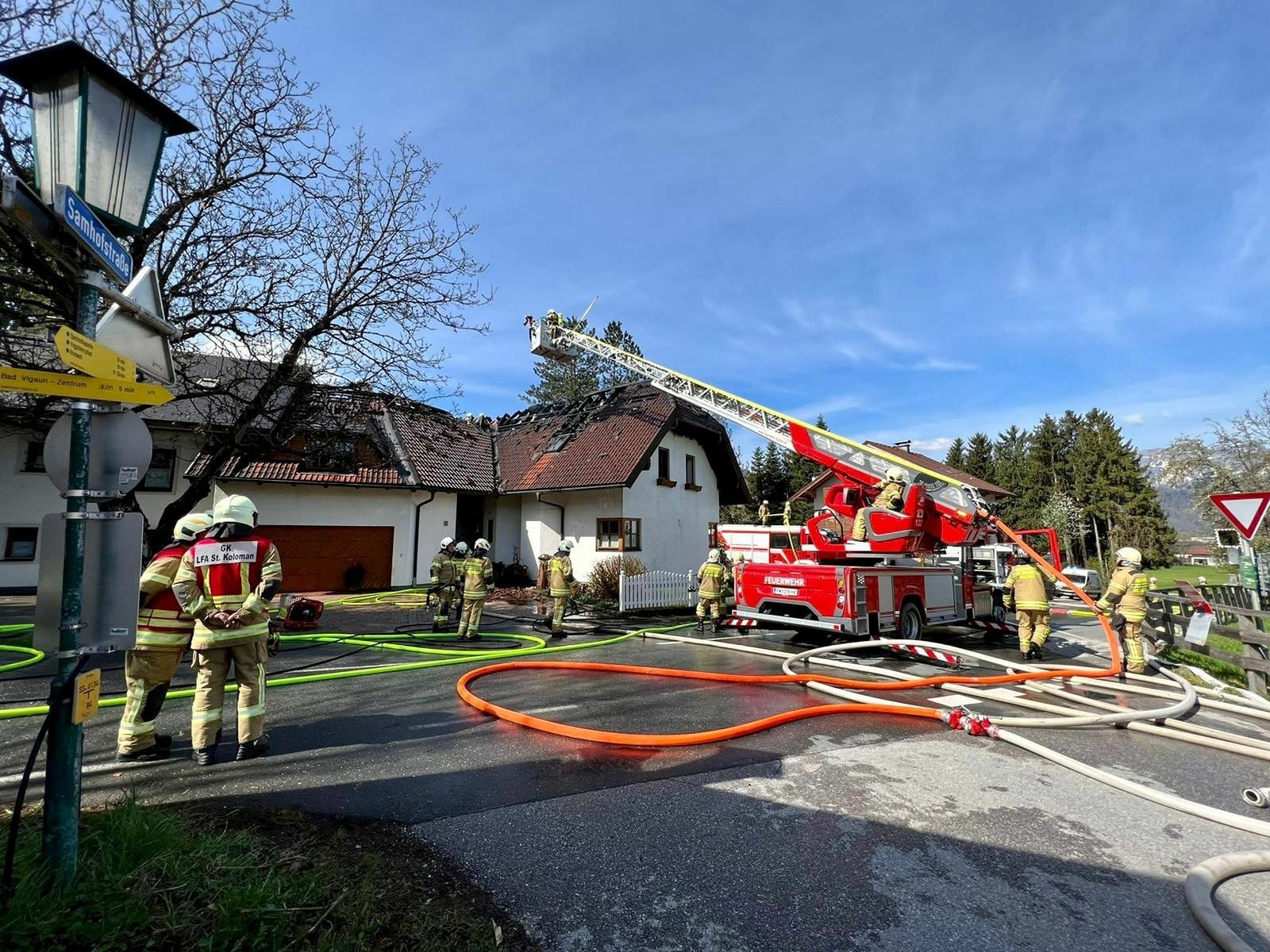 Floriani Im Einsatz - Dachstuhl In Bad Vigaun Völlig Ausgebrannt | Krone.at