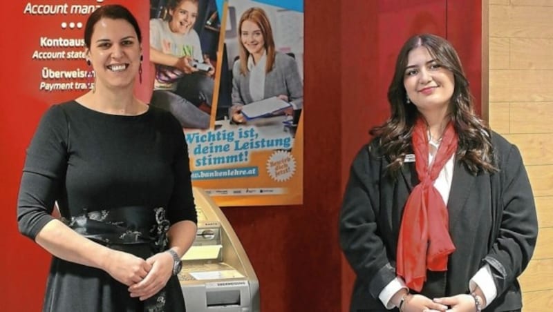 Bank-Lehrlingsbeauftragte Margot Leithner-Hofbauer (li.) mit Schützling Azra Karakaya (Bild: Gerhard Bartel)