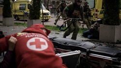 Die Sanitäter in der Ukraine haben nicht nur mit der Versorgung der Verwundeten zu kämpfen - während ihrer Einsätze sind sie auch noch mit Raketenangriffen konfrontiert. (Bild: AP/Felipe Dana)