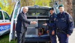 Innenminister Karner (li.) vor neuem Streifenwagen mit Diensthund und zwei Beamten (Bild: BMI/Karl Schober)