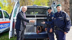 Innenminister Karner (li.) vor neuem Streifenwagen mit Diensthund und zwei Beamten (Bild: BMI/Karl Schober)