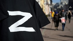 Das „Z“ ist zum Symbol der Befürworter des russischen Angriffskrieges auf die Ukraine geworden. In vielen russischen Shops, wie hier in einem Souvenirladen in Moskau, ist es inzwischen als T-Shirt erhältlich. (Bild: AFP)