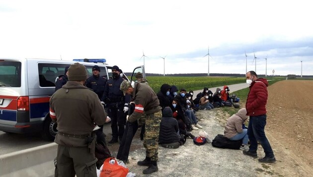 Einsatz in Nikitsch: Wie so oft mussten Polizei und Bundesheer ausrücken. 32 illegale Flüchtlinge wurden überprüft und dann in ein Erstaufnahmezentrum überstellt. (Bild: Schulter Christian)