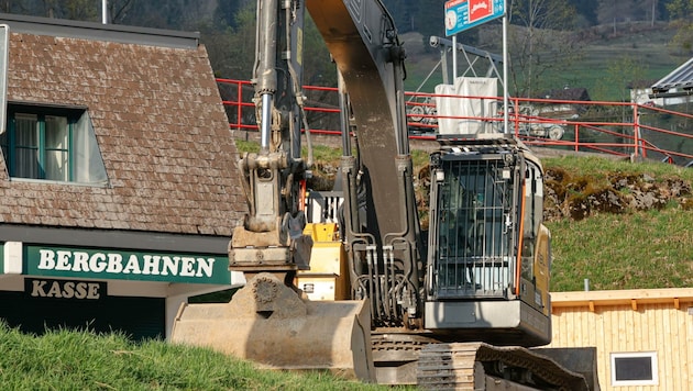 Eibls Bagger ist für den Liftabbruch bereits aufgefahren (Bild: Tschepp Markus)