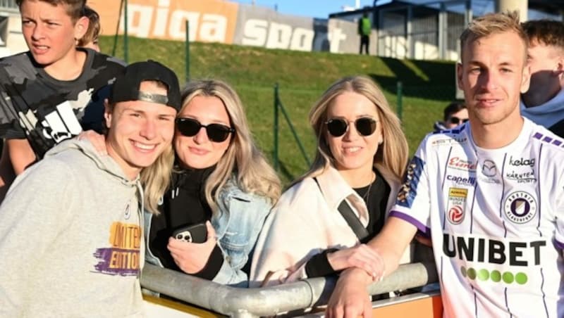 Die Matchwinner strahlten mit ihren Girls: Timossi (li.) mit Herzblatt Lina, Jaritz (re.) mit seiner Pia. (Bild: F. Pessentheiner)