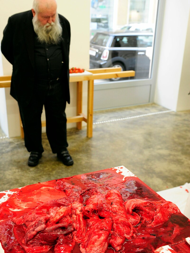 Für seine blutigen Kunstwerke wurde Hermann Nitsch gefeiert und kritisiert. (Bild: APA/HARALD SCHNEIDER)